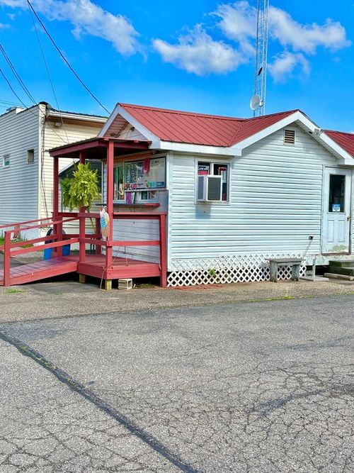 429 3rd St, New Martinsville, WV, 26155-1742 | Card Image