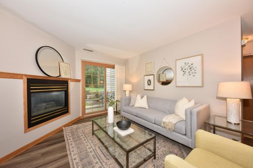 18575 Brookfield Lake Dr, Brookfield, WI, 53045-6175 | Card Image