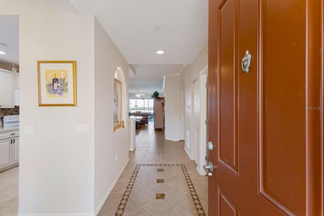 Spacious Entryway | Image 4