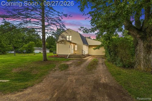 5363 Sitka St, Burton, MI, 48519-1521 | Card Image
