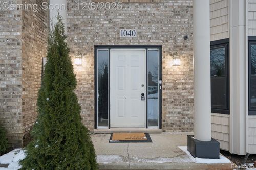 1040 Drakeshire Dr, Commerce Twp, MI, 48390-2960 | Card Image