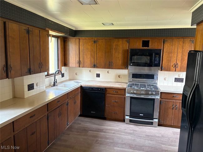 Kitchen with laminate flooring | Image 15