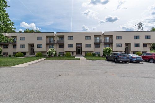 3b-east-196 Old River Road, Lincoln, RI, 02865 | Card Image