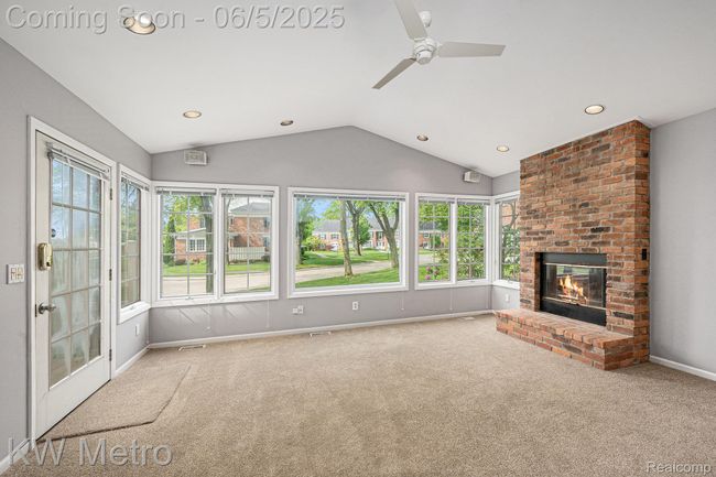 Great room/sunroom | Image 9