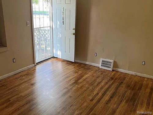 18096 Hamburg St, Detroit, MI, 48205-2682 | Card Image
