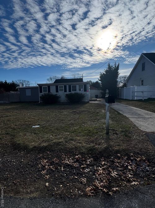 122 Manor Dr, Shirley, NY, 11967-4412 | Card Image