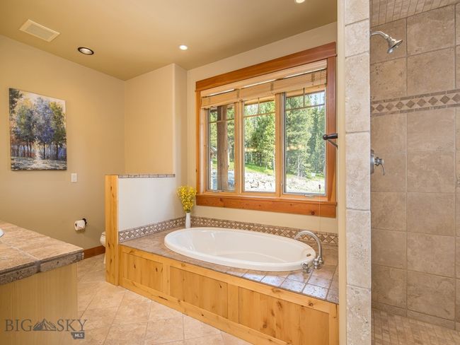 Huge soaking tub | Image 31