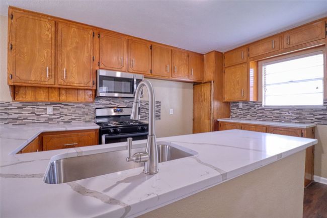 516 S Church St, House other with 3 bedrooms, 2 bathrooms and null parking in Pilot Point TX | Image 5