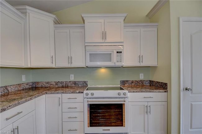 Kitchen with pantry | Image 12