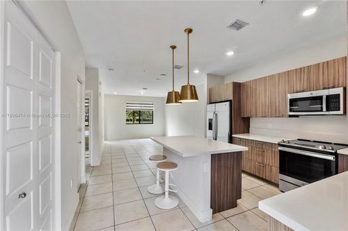 apt-102-8301 Nw 41st St, Doral, FL, 33166-6287 | Card Image