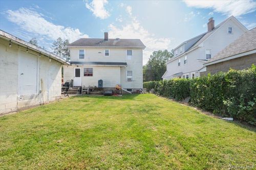 31 4th St, Glen Cove, NY, 11542-3731 | Card Image