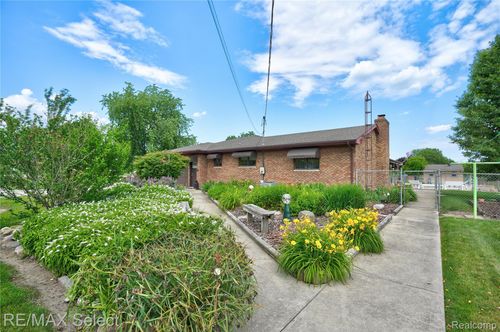 9215 Grand Blanc Rd, Gaines, MI, 48436-9792 | Card Image