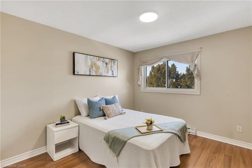 28-35 Breckenridge Dr, Kitchener, ON, N2B3H5 | Card Image