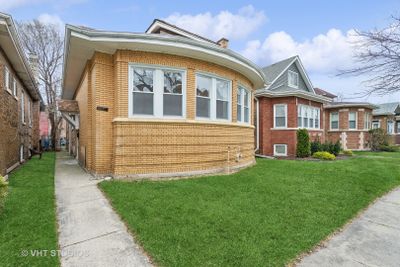 8015 S Paxton Avenue, House other with 3 bedrooms, 2 bathrooms and 1 parking in Chicago IL | Image 1