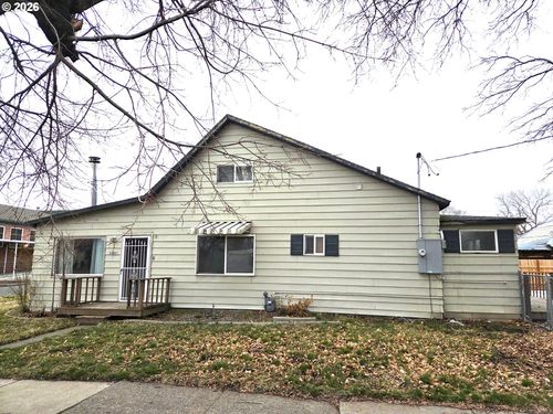 2402 N Spruce St, La Grande, OR, 97850-3622 | Card Image