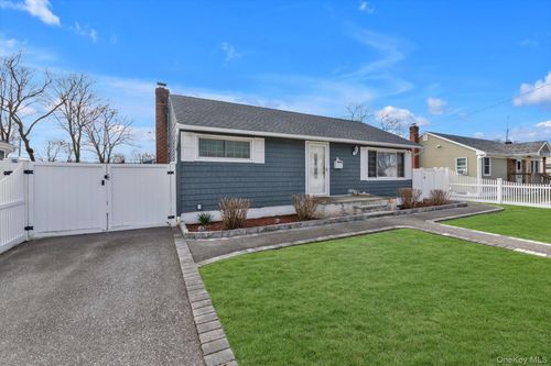 15 Silverpine Dr, Amityville, NY, 11701-2029 | Card Image