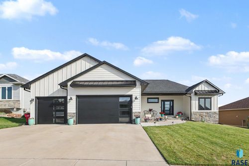 4008 N Interlachen Trl, Sioux Falls, SD, 57107-3077 | Card Image
