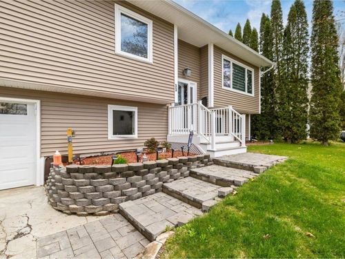 33 Rosewood Ln, Essex Junction, VT, 05452-3749 | Card Image