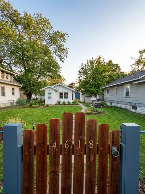 4618 Aldrich Ave N, Minneapolis, MN, 55412-1423 | Card Image