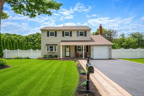 320 Peconic Avenue, Brookhaven, NY, 11763 | Card Image