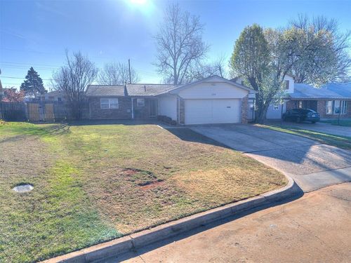 124 Oakside Drive, Moore, OK, 73160 | Card Image