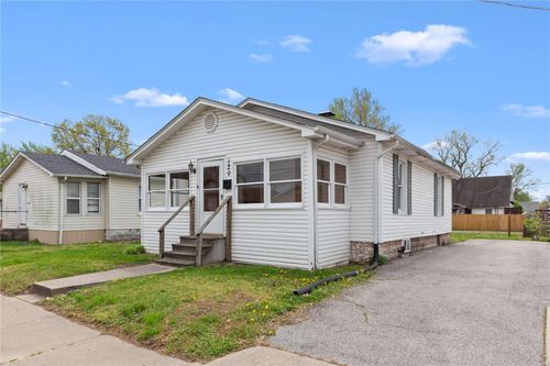 120 E 1st St, Hartford, IL, 62048-1325 | Card Image