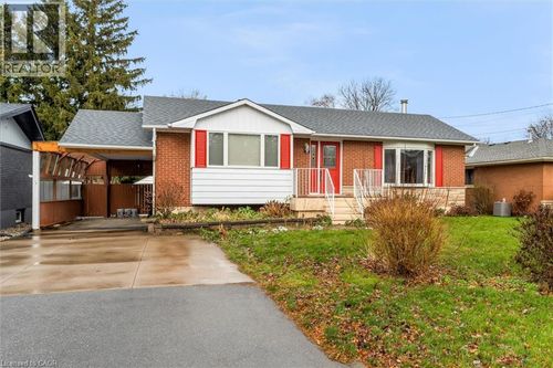 17 Marilyn St, Grimsby, ON, L3M1V3 | Card Image