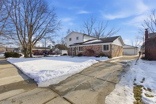 24050 Lakewood St, Saint Clair Shores, MI, 48082-2547 | Card Image