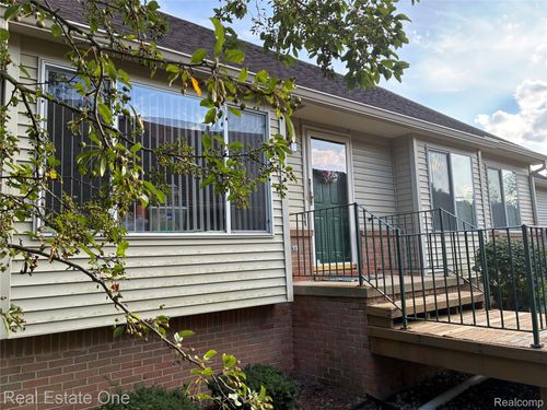 1040 Bird Song Ln, Milford, MI, 48381-1041 | Card Image