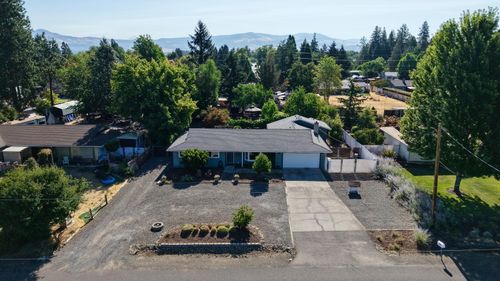 2027 Fairlane Dr, Medford, OR, 97501-4126 | Card Image