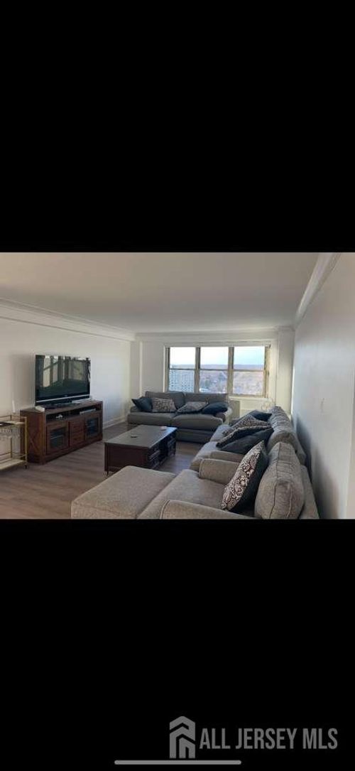 11h-28 Riverside Ave, Red Bank, NJ, 07701-1067 | Card Image