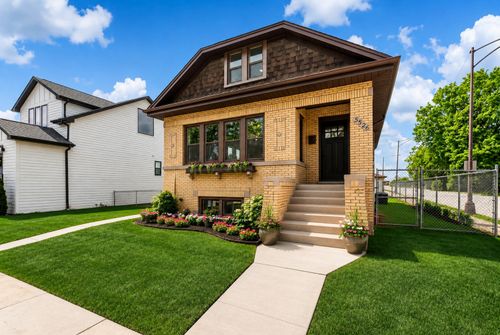 5526 N Nordica Ave, Chicago, IL, 60656-1961 | Card Image
