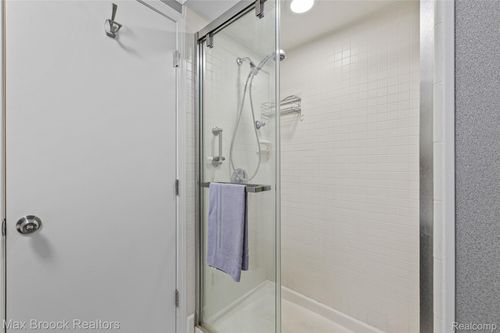 1136 Meadowglen Ct, Bloomfield Hills, MI, 48304-1534 | Card Image