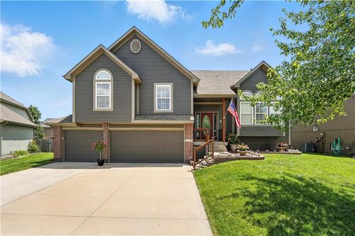 2353 Sw Switchback Ct, Lee's Summit, MO, 64082-4089 | Card Image