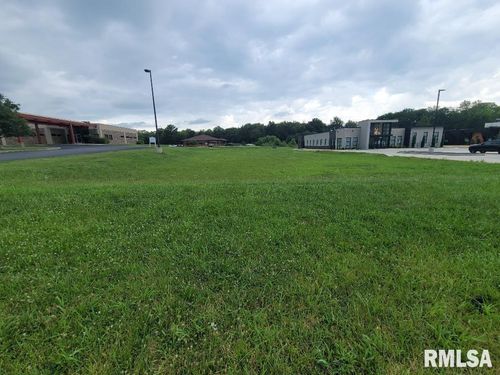 3128 Veterans Memorial Dr, Mount Vernon, IL, 62864-5951 | Card Image