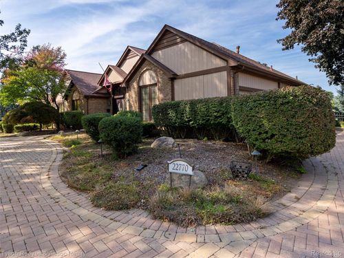 22770 Shadowglen Dr, Farmington Hills, MI, 48335-3656 | Card Image