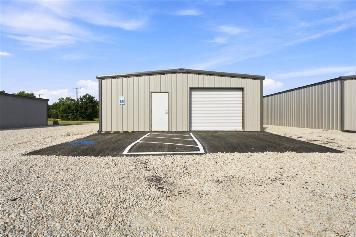 Commercial Lease in Corsicana 2