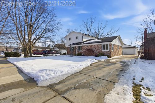 24050 Lakewood St, Saint Clair Shores, MI, 48082-2547 | Card Image