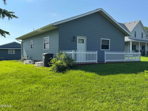 204 Grove St, Lignite, ND, 58752-7702 | Card Image