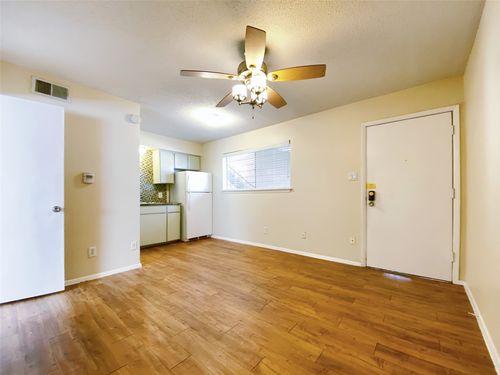 116-2800 Swisher St, Austin, TX, 78705-3300 | Card Image
