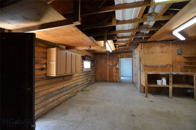 Log shop/garage | Image 43