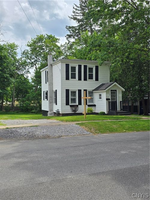 37 W Oneida St, Lysander, NY, 13027-1134 | Card Image