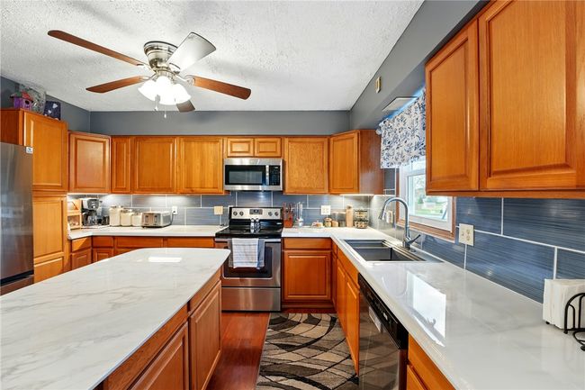 3690 Clearview Dr, House other with 5 bedrooms, 4 bathrooms and 2 parking in Hermitage PA | Image 17