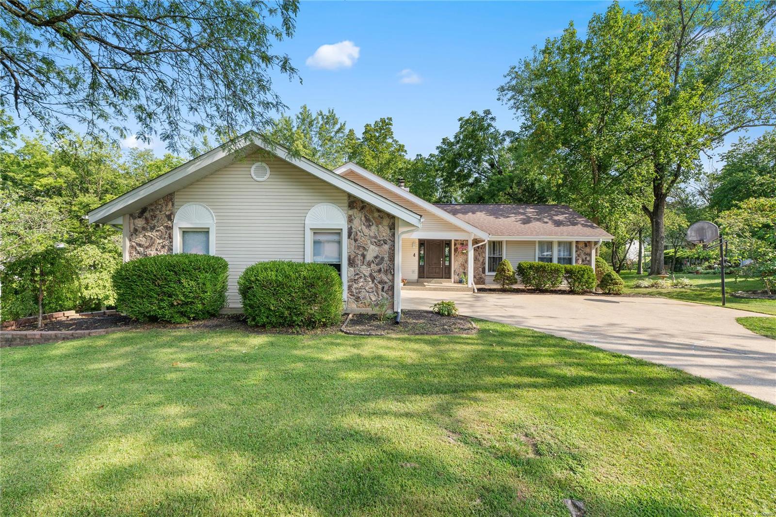 Lourdes Ct, Lake Saint Louis, MO 63367