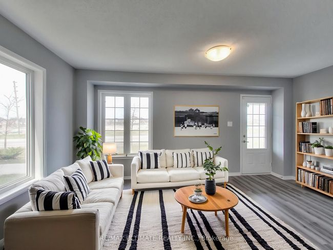 487 Rossland Rd E, House attached with 3 bedrooms, 3 bathrooms and 1 parking in Ajax ON | Image 4