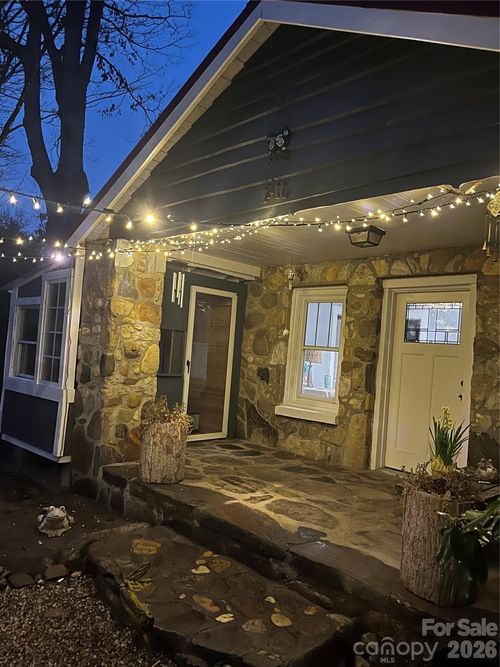 86 R And R Hyder Ln, Hendersonville, NC, 28792-5613 | Card Image