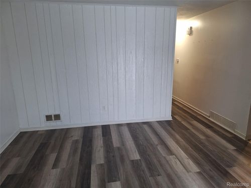 27028 Dartmouth St, Madison Heights, MI, 48071-3236 | Card Image