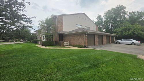6688 Maple Lakes Dr, West Bloomfield, MI, 48322-3068 | Card Image