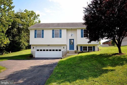 327 E 18th St, FRONT ROYAL, VA, 22630-4103 | Card Image