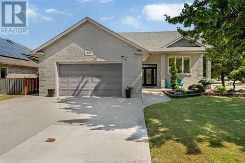 208 Brien Ave W, Essex, ON, N8M2Z5 | Card Image